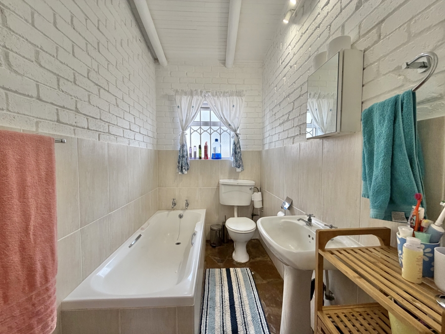 4 Bedroom Property for Sale in Wavecrest Eastern Cape